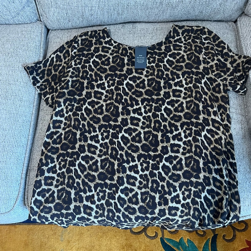 Women’s short sleeve leopard print size M